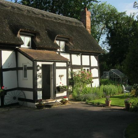 The Moats - Coddington A Small Private Thatched Cottage B&B Located In Quiet Countryside Between Ledbury And Malvern - Convenient For The Malvern Three Counties Showground And 5 Miles From Excellent Shops Restaurants And The Annual Poetry Festival Wh Exterior photo