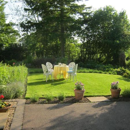 The Moats - Coddington A Small Private Thatched Cottage B&B Located In Quiet Countryside Between Ledbury And Malvern - Convenient For The Malvern Three Counties Showground And 5 Miles From Excellent Shops Restaurants And The Annual Poetry Festival Wh Exterior photo