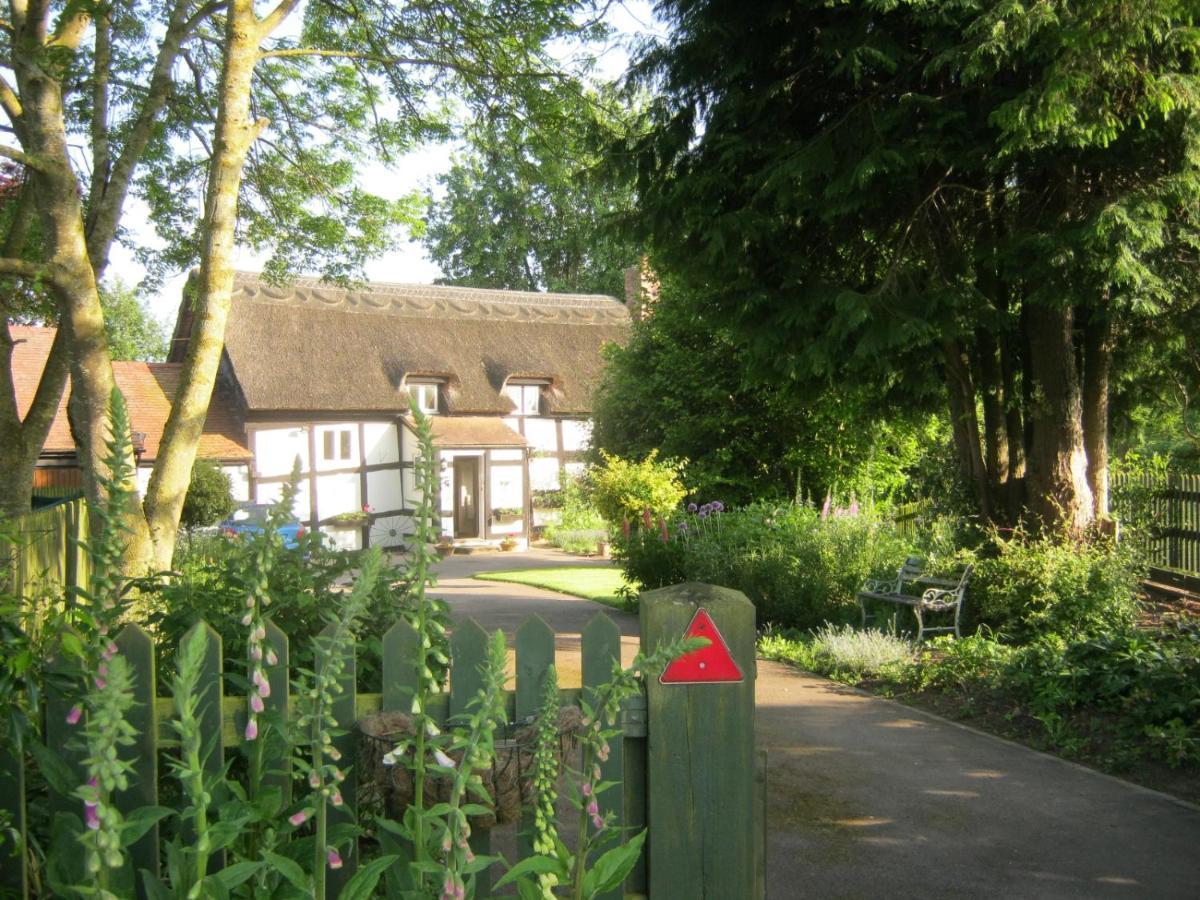 The Moats - Coddington A Small Private Thatched Cottage B&B Located In Quiet Countryside Between Ledbury And Malvern - Convenient For The Malvern Three Counties Showground And 5 Miles From Excellent Shops Restaurants And The Annual Poetry Festival Wh Exterior photo