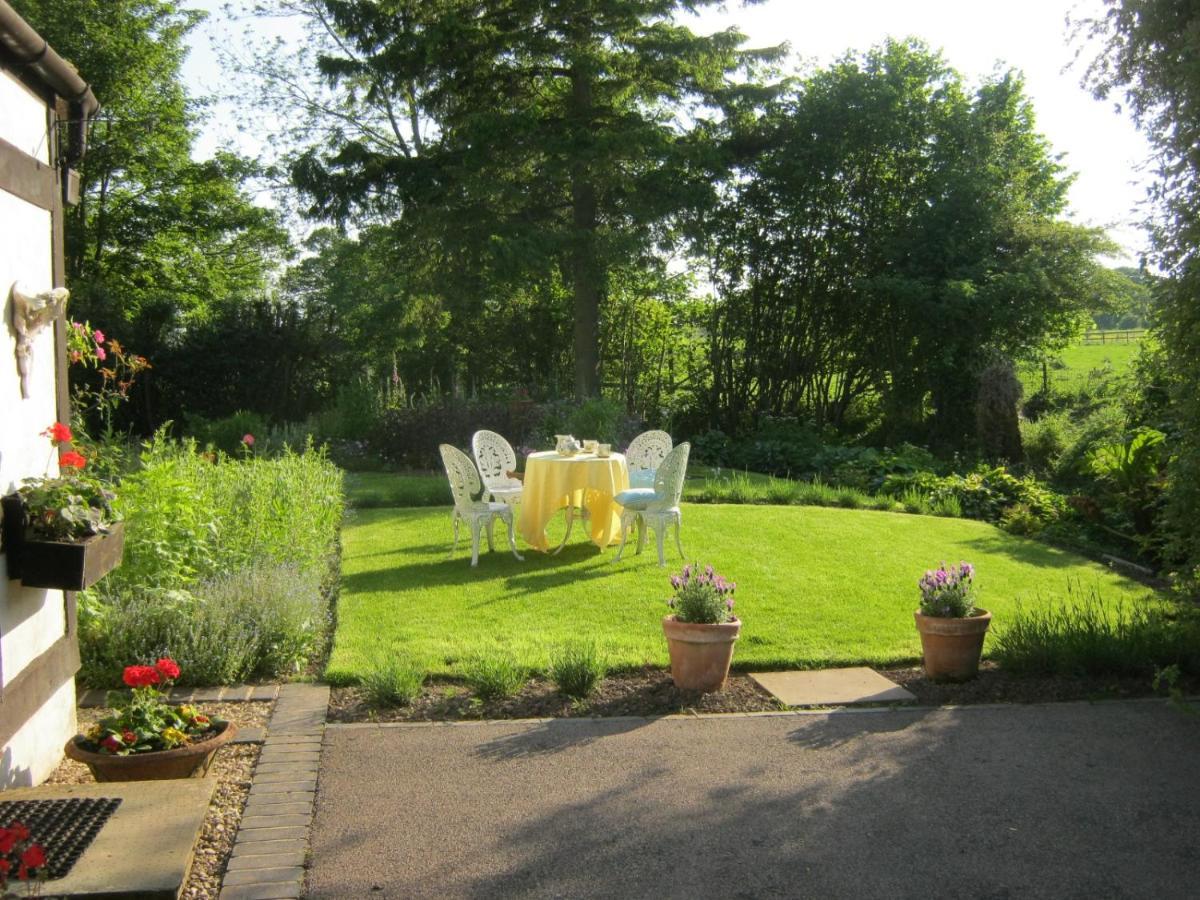 The Moats - Coddington A Small Private Thatched Cottage B&B Located In Quiet Countryside Between Ledbury And Malvern - Convenient For The Malvern Three Counties Showground And 5 Miles From Excellent Shops Restaurants And The Annual Poetry Festival Wh Exterior photo