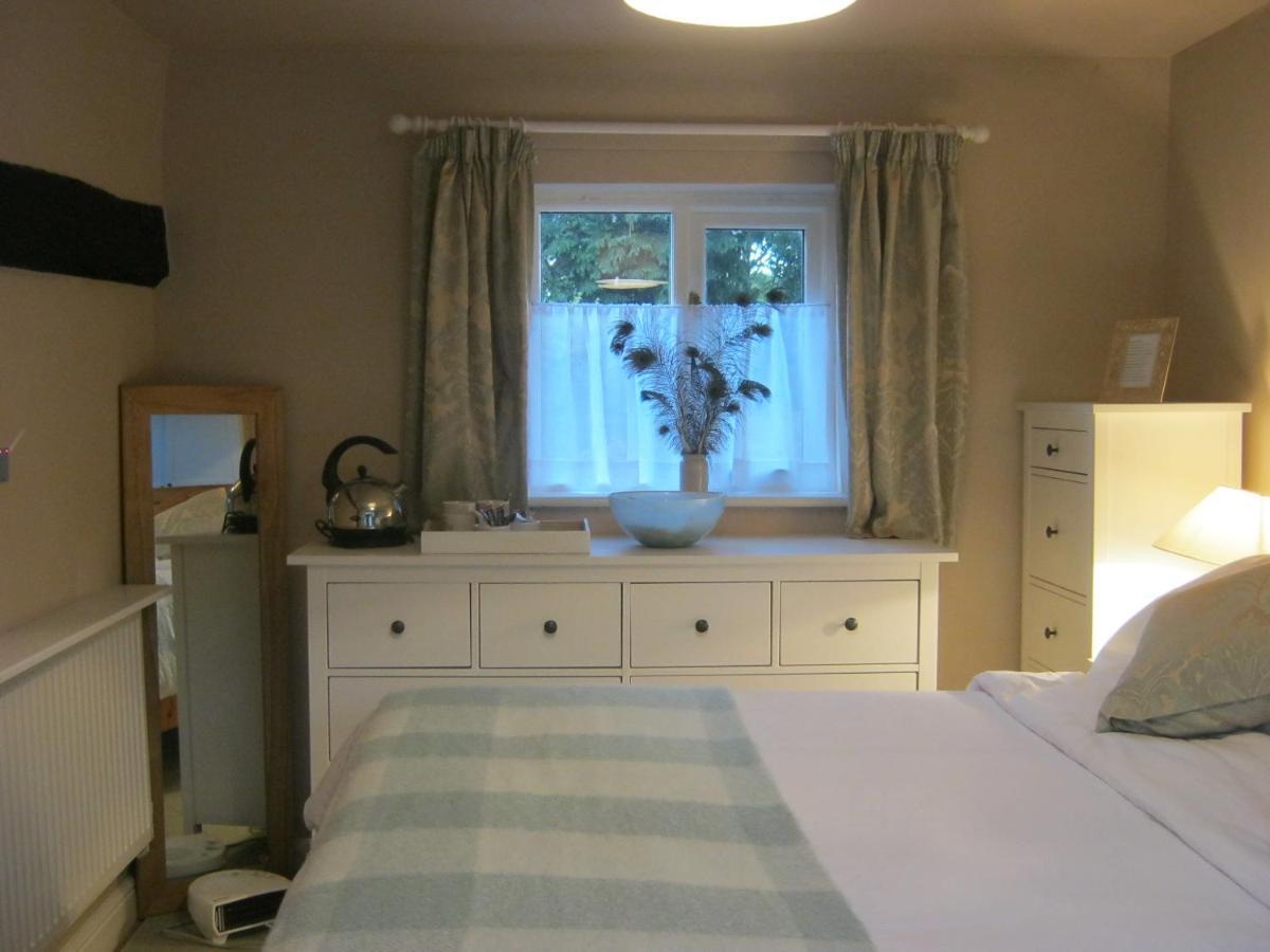 The Moats - Coddington A Small Private Thatched Cottage B&B Located In Quiet Countryside Between Ledbury And Malvern - Convenient For The Malvern Three Counties Showground And 5 Miles From Excellent Shops Restaurants And The Annual Poetry Festival Wh Exterior photo