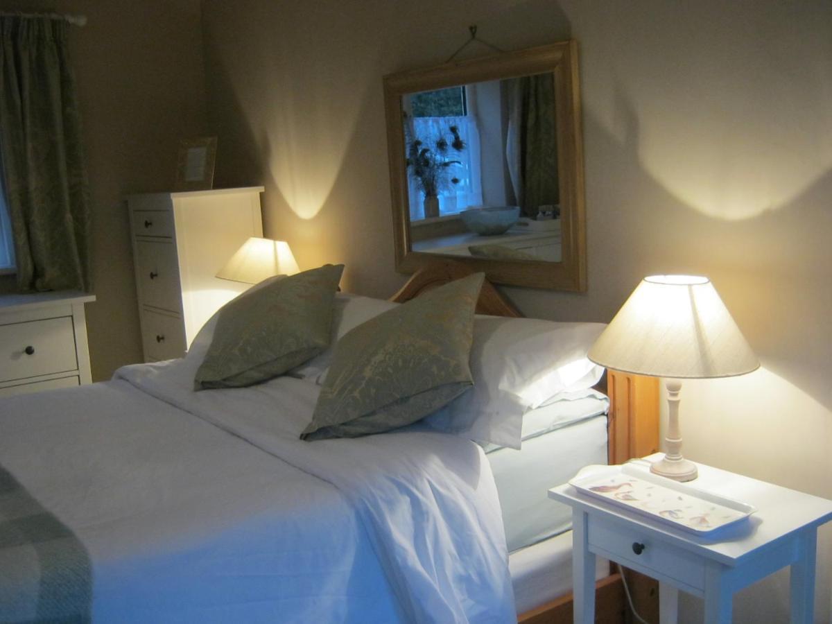 The Moats - Coddington A Small Private Thatched Cottage B&B Located In Quiet Countryside Between Ledbury And Malvern - Convenient For The Malvern Three Counties Showground And 5 Miles From Excellent Shops Restaurants And The Annual Poetry Festival Wh Exterior photo