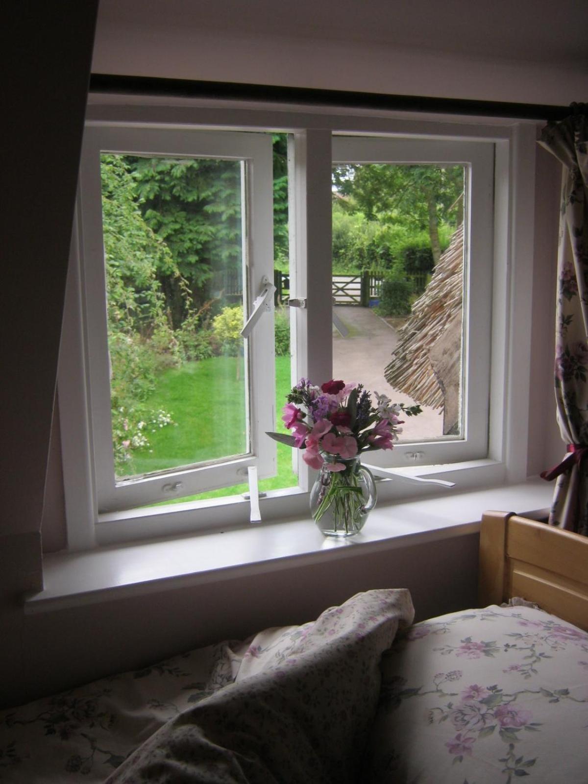 The Moats - Coddington A Small Private Thatched Cottage B&B Located In Quiet Countryside Between Ledbury And Malvern - Convenient For The Malvern Three Counties Showground And 5 Miles From Excellent Shops Restaurants And The Annual Poetry Festival Wh Exterior photo
